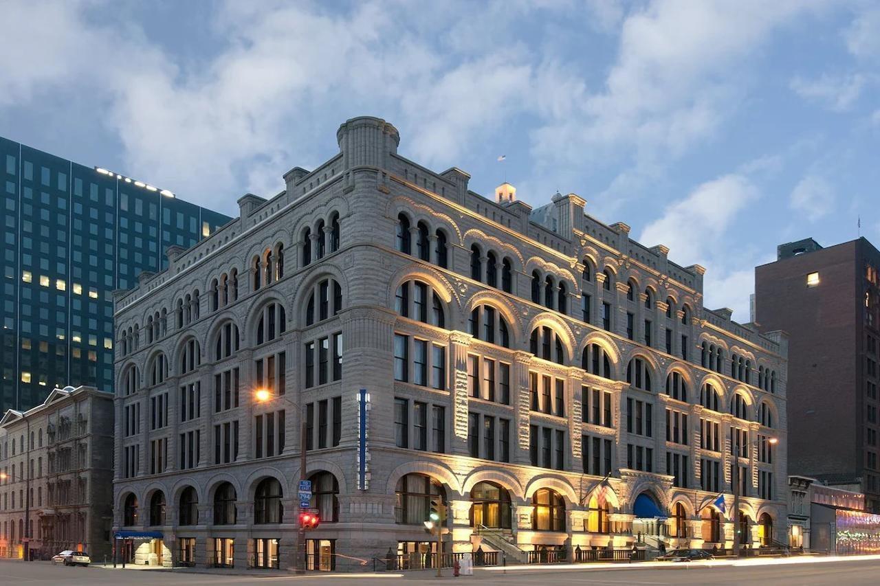 Hilton Garden Inn Milwaukee Downtown Exterior photo